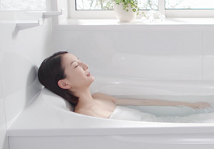ゆるリラ浴槽自然とリラックス姿勢に導く「気持ちいい」を科学した浴槽